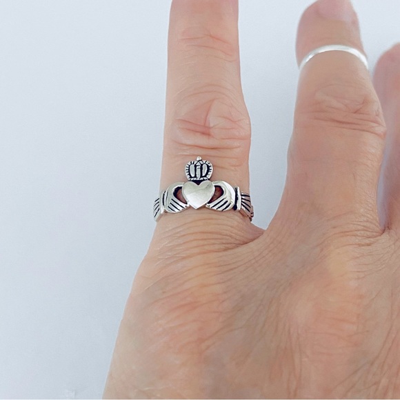 Sterling Silver Irish Claddagh Ring with Rope Band, Friendship Love Heart Rings - Picture 2 of 13